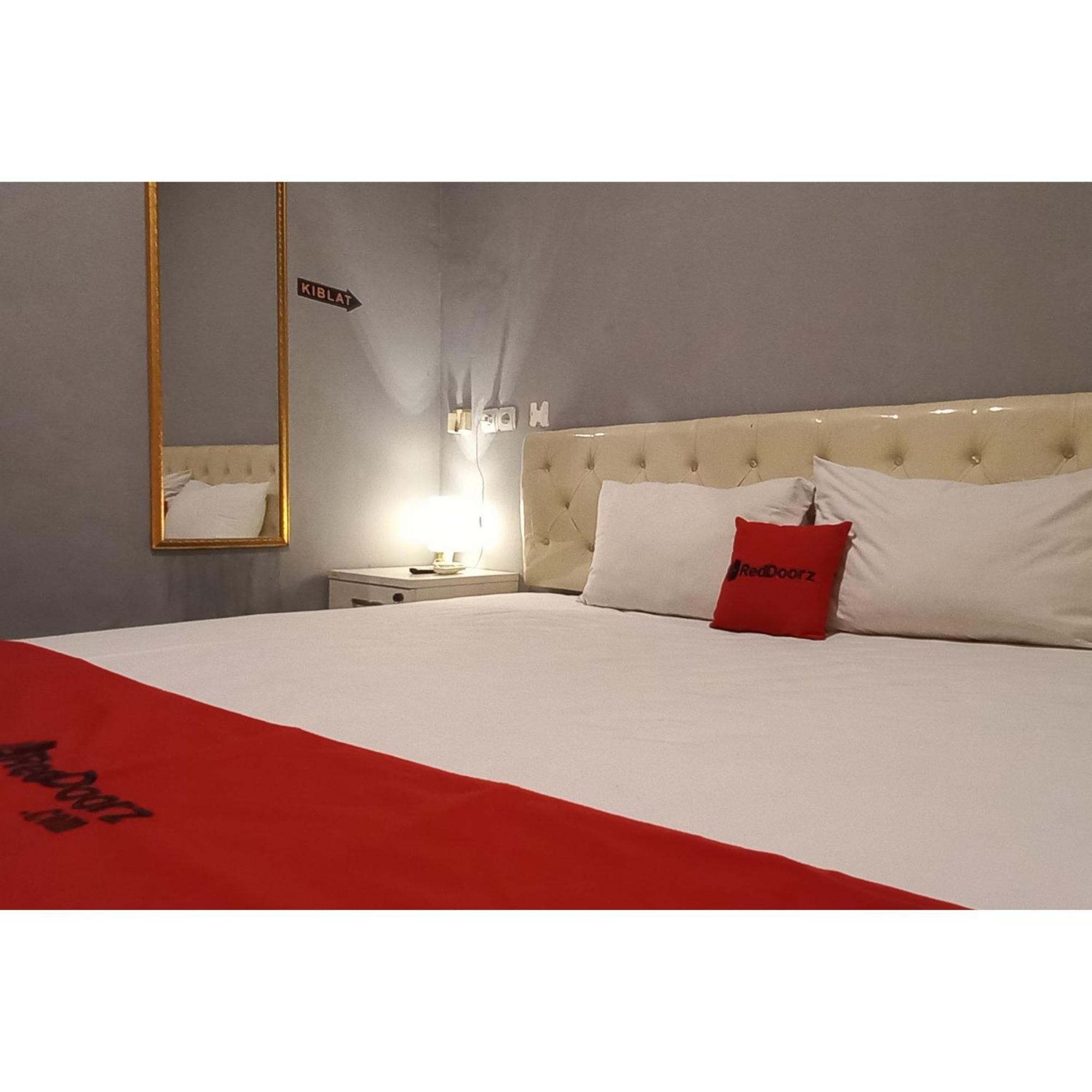 Reddoorz At Deluxe Hotel Near Terminal Purabaya Bungurasih Сидоарджо Екстериор снимка