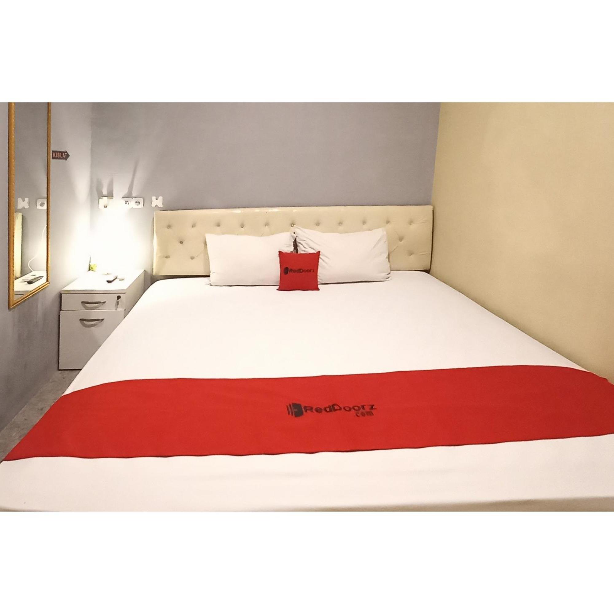 Reddoorz At Deluxe Hotel Near Terminal Purabaya Bungurasih Сидоарджо Екстериор снимка