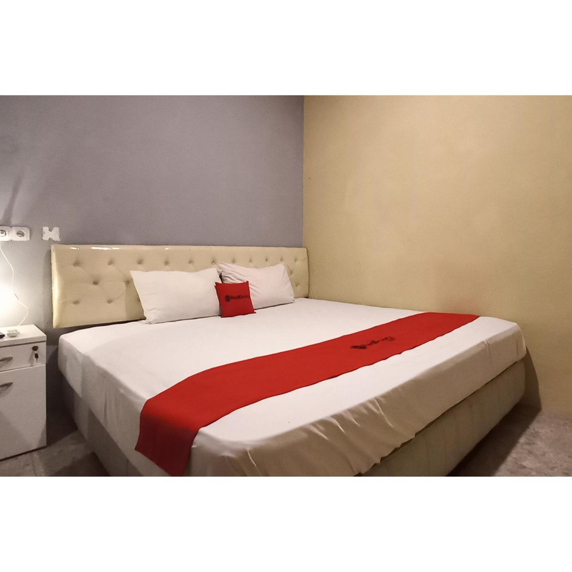 Reddoorz At Deluxe Hotel Near Terminal Purabaya Bungurasih Сидоарджо Екстериор снимка