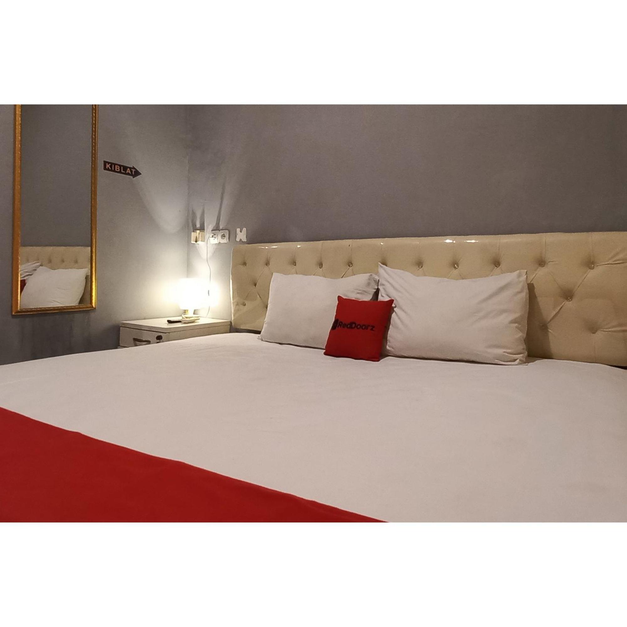 Reddoorz At Deluxe Hotel Near Terminal Purabaya Bungurasih Сидоарджо Екстериор снимка