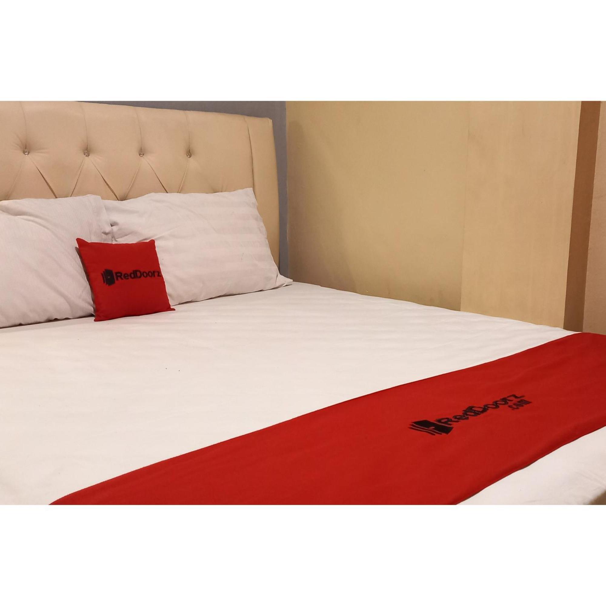 Reddoorz At Deluxe Hotel Near Terminal Purabaya Bungurasih Сидоарджо Екстериор снимка