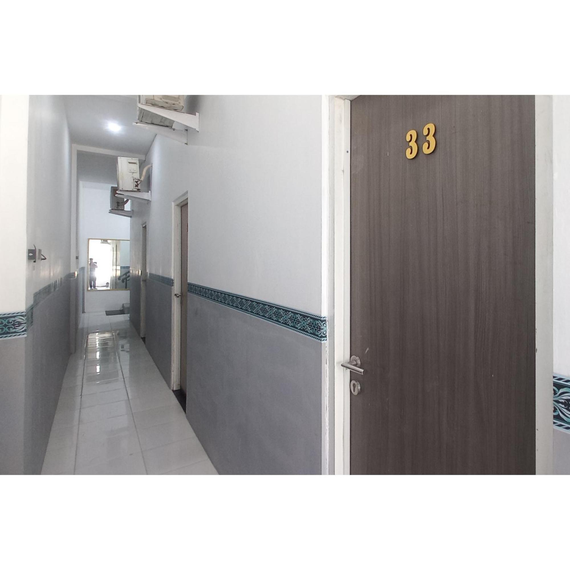 Reddoorz At Deluxe Hotel Near Terminal Purabaya Bungurasih Сидоарджо Екстериор снимка